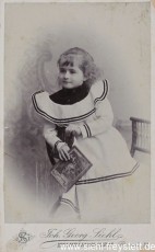 WV-Nr. 1001, Junges Mädchen mit Buch -Für kleine Leute-, um 1900, Fotografie, 6,2 cm x 10,2 cm, Privatbesitz