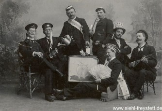 WV-Nr. 1038, Nach der großen karnevalischen Sitzung im Gesellenhause. Februar 1897, Fotografie, Privatbesitz