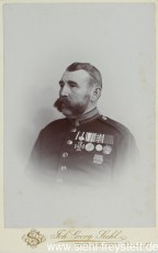 WV-Nr. 1071, Marineangehöriger mit Bart der Apotheker-Familie Kress in Wilhelmshaven, 1897, Fotografie, 10,5 cm x 16,5 cm, Privatbesitz