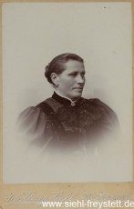 WV-Nr. 1072, Frauenportrait der Apotheker-Familie Kress in Wilhelmshaven, um 1900, Fotografie, 10,5 cm x 16,5 cm, Privatbesitz