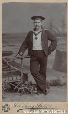 WV-Nr. 1091, Marineangehöriger, um 1900, Fotografie, 6,4 cm x 10,4 cm, Privatbesitz