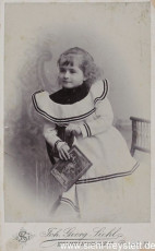 WV-Nr. 1001, Junges Mädchen mit Buch -Für kleine Leute-, um 1900, Fotografie, 6,2 cm x 10,2 cm, Privatbesitz