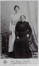 WV-Nr. 1005, Mutter und Tochter, um 1900, Fotografie, 6,2 cm x 10,2 cm, Privatbesitz