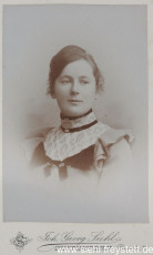 WV-Nr. 1006, Junges Fräulein, um 1900, Fotografie, 6,2 cm x 10,2 cm, Privatbesitz
