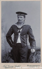 WV-Nr. 1011, Marineangehöriger, um 1900, Fotografie, 6,2 cm x 10,2 cm, Privatbesitz