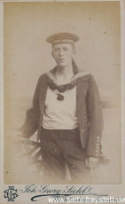 WV-Nr. 1012, Junger Marineangehöriger, um 1900, Fotografie, 6,2 cm x 10,2 cm, Privatbesitz