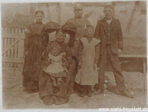 WV-Nr. 1013, Familienfoto, um 1900, Fotografie, 11,2 cm x 8,3 cm, Privatbesitz