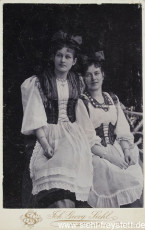 WV-Nr. 1015, Zwei junge Damen mit Tracht, um 1900, Fotografie, 10,7 cm x 16,5 cm, Privatbesitz