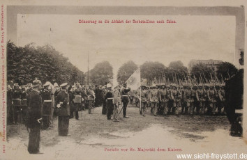 WV-Nr. 1025, Parade vor dem Kaiser vor Abfahrt der Seebataillone, 1890-1900, Fotografie auf Postkarte, 14 cm x 9 cm, Privatbesitz