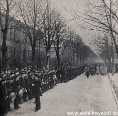WV-Nr. 1027, Besichtigung der mit der Frankfurt in Wilhelmshaven angekommenen deutschen Chinakämpfer durch Admiral Thomsen am 8. Februar, um 1900