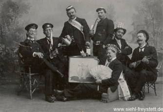 WV-Nr. 1038, Nach der großen karnevalischen Sitzung im Gesellenhause. Februar 1897, Fotografie, Privatbesitz