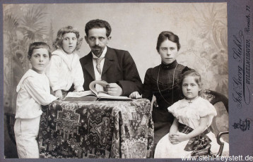 WV-Nr. 1052, Die Familie Siehl, Erich-Georg, Ernst, Johann-Georg, Lina und Else , um 1902, Fotografie, 14,5 cm x 10 cm, Privatbesitz