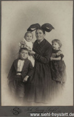 WV-Nr. 1059, Johann-Georg Siehls Mutter Dorothea mit Enkelkindern, um 1900, Fotografie, 10 cm x 14 cm, Privatbesitz