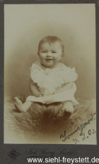 WV-Nr. 1067, Kleinkind Irmgard der Apotheker-Familie Kress in Wilhelmshaven, 1903, Fotografie, 6 cm x 10 cm, Privatbesitz
