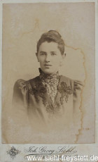 WV-Nr. 1068, Junge Frau der Apotheker-Familie Kress in Wilhelmshaven, um 1900, Fotografie, 6 cm x 10 cm, Privatbesitz