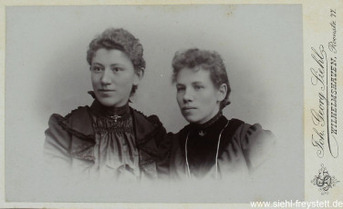 WV-Nr. 1069, Zwei junge Frauen der Apotheker-Familie Kress in Wilhelmshaven, 1900, Fotografie, 10 cm x 6 cm, Privatbesitz