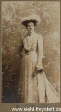 WV-Nr. 1070, Junge Frau der Apotheker-Familie Kress in Wilhelmshaven, um 1900, Fotografie, 11,5 cm x 21 cm, Privatbesitz