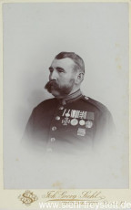WV-Nr. 1071, Marineangehöriger mit Bart der Apotheker-Familie Kress in Wilhelmshaven, 1897, Fotografie, 10,5 cm x 16,5 cm, Privatbesitz