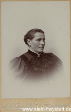 WV-Nr. 1072, Frauenportrait der Apotheker-Familie Kress in Wilhelmshaven, um 1900, Fotografie, 10,5 cm x 16,5 cm, Privatbesitz