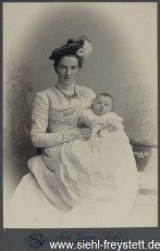 WV-Nr. 1073, Junge Frau mit Baby der Apotheker-Familie Kress in Wilhelmshaven, um 1900, Fotografie, 10,5 cm x 16,5 cm, Privatbesitz