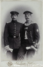 WV-Nr. 1075, Zwei Marineangehörige, um 1900, Fotografie, 10,7 cm x 16,4 cm, Privatbesitz