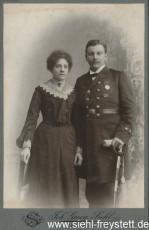 WV-Nr. 1079, Marineangehöriger mit Frau, um 1900, Fotografie, 10,5 cm x 16,5 cm, Privatbesitz