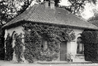 WV-Nr. 1088, Torhaus vom Schloss Jever, um 1896, Fotografie, 16,5 cm x 10,7 cm, Privatbesitz