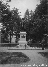 WV-Nr. 1090, Mitscherlich-Denkmal in Jever, 1896, Fotografie, 10,7 cm x 16,5 cm, Privatbesitz