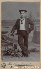 WV-Nr. 1091, Marineangehöriger, um 1900, Fotografie, 6,4 cm x 10,4 cm, Privatbesitz